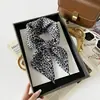 Lenço de seda estampado de leopardo para mulheres, lenço de cabeça, xale espinha de peixe 68cm transfronteiriço europeu e americano, lenço quadrado, lenço de comércio exterior atacado