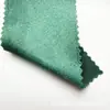 Tejido de satén elástico, grueso y brillante con una caída suave, que presenta un efecto reluciente de seda artificial, adecuado para disfraces de baile y ropa formal.