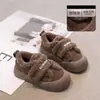 Mocassins estilo americano de sola grossa para crianças, novos sapatos de algodão para neve forrados com pelúcia para o inverno de 2026, sapatos quentes peludos para exterior para meninas