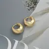2024 nuevo diseño simple metal brillante aretes con forma de C para mujer estilo frío textura temperamento personalizado aretes hebilla de oreja