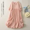 Verão 2026 Novo Estilo Cor Sólida Rosa Tamanho Grande Decote V Vestido com Amarração Saia Feminina Solta