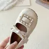 Zapatos pequeños de piel para niña, nueva colección primavera/otoño 2026, modernos zapatos de princesa con pedrería y hebilla metálica, zapatos de actuación para niños, zapatos sencillos para bebé