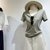 Essencial para todosCamiseta básica e simples de gola V com mangas curtas e toque fresco, feita de Liocel, com corte justo e que valoriza a silhueta
