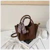 Bolsa tote de seda nueva y elegante para comercio exterior al por mayor, bolsa para mujer, estilo coreano, bolso cubo retro de nicho, bolso de hombro, bolso cruzado