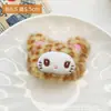 Peluche de Dibujos Animados Sanrio Gato Kt Lindo Estampado de Leopardo Gatito Broche Accesorios para Ropa Zapatos Calcetines Bolsas Accesorios para Ropa