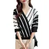 Camiseta Feminina de Tricô Listrada de Manga Média em Seda Gelo, Estilo Solto de Hong Kong, Assimétrica, Nova Coleção Verão 2025, Top Feminino Fino e Moderno com Decote em V