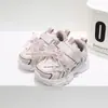 2026 Zapatos Deportivos Infantiles Dos Algodones Venta al por Mayor Niñas Pequeñas Zapatos de Papá Suela Ligera Superficie de Cuero Zapatos para Bebés Pequeños 6830