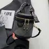 2025 Bolso Cruzado Versátil Bolso de Mano para Mujer Bolso Cubo Versátil de Moda Bolso de Hombro de Moda con Colgante Lindo