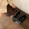 Sapatilhas planas estilo balé com retalhos, bico redondo e laço para mulheres, novo modelo de outono 2026, versáteis de corte baixo, antiderrapantes, sapatos de vovó