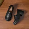 Nova Coleção Primavera 2026 Sapatos de Couro Femininos Versáteis Estilo Britânico Sapatos Loafer Femininos com Salto Plataforma Aumentadores de Altura