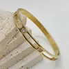 Pulseras Retro Europeas y Americanas para Mujer, Acero Inoxidable de Alta Gama con Diseño Hueco Incrustado de Circonita, Joyería de Mano Simple y Versátil, Disponible Exclusivamente para Ventas Transfronterizas