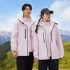 Nueva chaqueta outdoor de estándar nacional para hombres y mujeres, abrigo de senderismo tres en uno a prueba de viento e impermeable, ropa para montañismo y esquí con logotipo personalizado