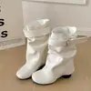 Botas curtas de salto grosso branco para mulheres, novo modelo outono 2026, adequadas para combinar com saias, sola macia, que aumenta a altura, retrô, emagrecedoras, botas de cano para calças