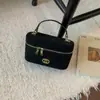Bolsa Balde Fashion Retrô de Mão Nova Coleção Outono/Inverno 2025 Estilo Pequeno e Cheiroso Bolsa Quadrada Pequena Acolchoada Bolsa Feminina de Ombro Único de Alta Qualidade