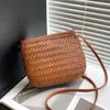 Bolso de mano tejido estilo coreano vintage para mujer, textura versátil, cuero suave, bolso tipo cubo, diseño de nicho, para ir al trabajo, de un solo hombro, debajo del brazo