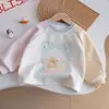 Conjunto de niña de otoño con bloques de color y dibujos animados, nuevo conjunto infantil con sudadera estampada de osito + jeans de pierna ancha bordados