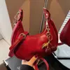 Bolso de axila para el día a día con un toque de alta gama, diseño de nicho, colgante de cereza, bolso cruzado para mujer, nuevo bolso francés de media luna 2026