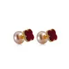 Pendientes de Terciopelo Rojo de Cuatro Hojas con Perlas para Mujer Otoño e Invierno, Lujo Ligero, Moda de Gama Alta, Pendientes y Accesorios para Orejas Estilo Retro