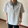 Camiseta de manga corta con cuello en V, retazos de cuadros, estilo falso dos piezas para hombre, estilo americano de verano, resistente, corta y ancha, que alarga la figura, hombro normal, polo de manga corta