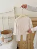 8003 Conjunto de Pijama para Niña 26 Principios de Otoño Nuevo Tejido de Punto Elástico Top y Pantalones de Bebé Niña Otoño Estilo Coreano Floral Cálido