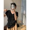 Camiseta Irregular de Manga Curta com Decote V para o Verão 2024 Feminina de Comprimento Médio Estilo Coreano Soltinha Pregas nos Ombros