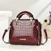 Bolsa de Mujer de Venta Caliente Exportación Transfronteriza 2025 Nueva Bolsa Cuadrada Pequeña en Relieve Bolso de Mano Pequeño de Gama Alta Bolso de Hombro Cruzado
