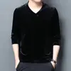 Camiseta masculina com forro de fleece, espessa, gola V em veludo dourado, manga longa, uma peça base moderna para outono e inverno, adequada para homens jovens e de meia-idade