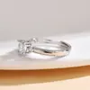 Anillo Redondo Plateado Nueva Moda para Mujer Moda de Alta Gama Anillo de Pareja Lujo Ligero Elegante Venta Directa de Fábrica