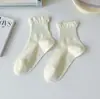 Calcetines de encaje de color liso sin costuras para mujer, estilo nuevo de primavera y verano, calcetines frescos y elegantes hasta la mitad de la pantorrilla, venta al por mayor, absorbentes de sudor