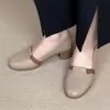 Sapatos femininos retrô estilo francês de corte baixo, novo modelo outono 2026, couro macio, sola macia, de calçar, bico redondo, salto grosso, sapatos versáteis para mães