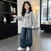 Conjunto de moletom estilo universitário para meninas para primavera e outono com camisa polo de gola jeans, um conjunto de duas peças estiloso e moderno para crianças mais velhas