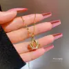 [Acero de titanio] Collar de corona elegante de oro real con microincrustaciones de lujo ligero para mujer, nueva cadena de clavícula, diseño de nicho de lujo ligero.