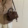 Bolso Boston Retro de Gamuza Melanoid para Mujer 2026 Nuevo Bolso Almohada de Mano Bolso de Hombro Cruzado de Nicho para Viajar