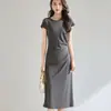 26 Vestido T-shirt Casual Elegante com Ajuste na Cintura, Slim Fit, Gola Redonda, Franzido, Estilo Irregular, Nova Coleção Primavera/Verão para Mulheres 22788
