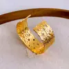 Pulsera Ancha Plegada Hueca Abierta Bañada en Oro Real Pulsera Versátil de Moda Europea y Americana Joyería Personalizada Simple Venta al por Mayor