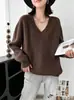 Suéter de Tricô Feminino com Gola V e Caimento Solto, Cor Sólida Grossa, Mangas Caídas, Peça Versátil da Moda