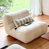 Sofá preguiçoso, poltrona de sofá minimalista, quarto moderno para uma pessoa, varanda moderna, tatame, cor creme, sala de estar casual