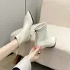 Botas Femininas Curtas Bico Fino Chegada Nova Outono 2026 Botas de Nicho Emagrecedoras para Usar com Saias Estilo Coreano Elegante Salto Fino Salto Médio Botas da Moda