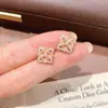 Venda Quente Xiaohongshu Brincos de Tarraxa Exquisitos Folheados a Ouro Champanhe Vazados de Trevo de Quatro Folhas Simples para o Dia a Dia Ornamentos de Orelha com Zircônia Incrustada