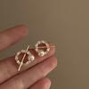 Aretes de Aro Geométricos de Perlas Exquisitos de Diseño Nicho de Lujo Ligero Moderno Ins con un Temperamento de Alta Gama Aretes de Botón