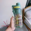 Garrafa de água esportiva de grande capacidade, design estiloso para homens e mulheres, perfeita para o verão, simples e durável, resistente ao calor, com infusor de chá, e feita de plástico, tornando-a resistente a quedas