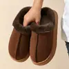 Novos Chinelos de Algodão Fechados para Casa Estilo 2026 para Mulheres, Inverno Camurça Internos Confortáveis com Solado Grosso Versátil Chinelos de Solado Macio