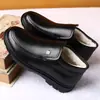 Sapatos de algodão masculinos inverno quente forrado de lã grossa curta lã algodão sapatos de couro masculino meia-idade e idosos antiderrapantes sapatos pai tamanho grande 4748