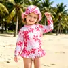 ¡Un Imprescindible para la Playa! Gorro de Natación Lindo con Lazo + Conjunto de Bañador de Dos Piezas para Bebés Niñas