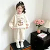 2026 Nuevo Conjunto de Niña con Adorno de Encaje Sudadera con Estampado de Dibujos Animados y Pantalón de Chándal Conjunto de Dos Piezas Ropa Infantil En Stock Venta al Por Mayor