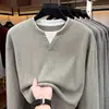Sudadera de cachemira sintética para hombre, nuevo modelo otoño 2026, imitación de dos piezas, color contrastante, dobladillo en capas, cuello henley, camiseta base de punto de manga larga para hombre