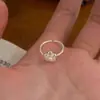 Anillo de Cola de Plata de Ley S925 Flor Pequeña Perla de Imitación Shijia para Mujer Nicho Flor Calada Ins Fresco y Versátil Anillo Elegante