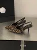 Sapatos de Salto Alto Estampa de Leopardo Retro Francês para Mulheres, Nova Temporada 2025 Sandálias Elegantes Fechadas com Bico Fino Stiletto