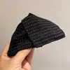 Grampo de Cabelo de Tecido Bolinhas Estilo Hepburn Francês, Presilha Elegante e Fashion para Parte de Trás da Cabeça, Prendedor Tubarão para Coque, Acessório de Cabelo Coreano