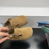 Outono 2026 Novo Sapato Infantil Retro Birkenstock de Camurça com Solado Macio Estilo Coreano Sapatos Casuais de Couro para Meninas com Fivela de Metal